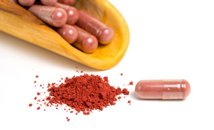 Red yeast rice powder packed in capsules. © Getty Images 