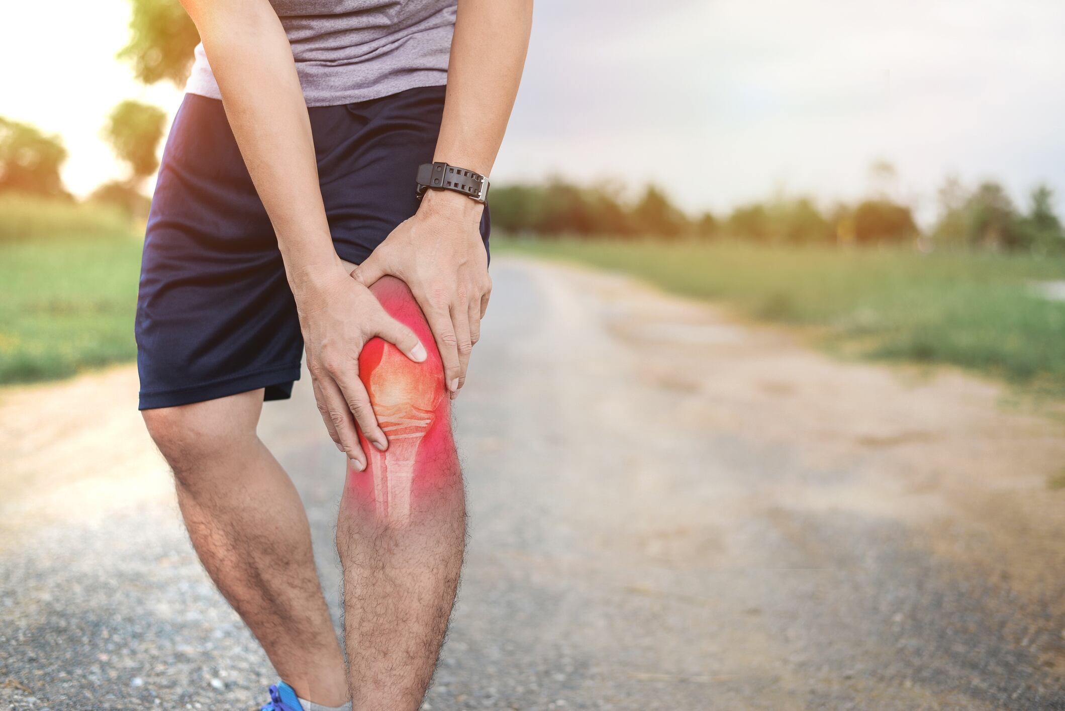 Photo showing a man experiencing knee pain.