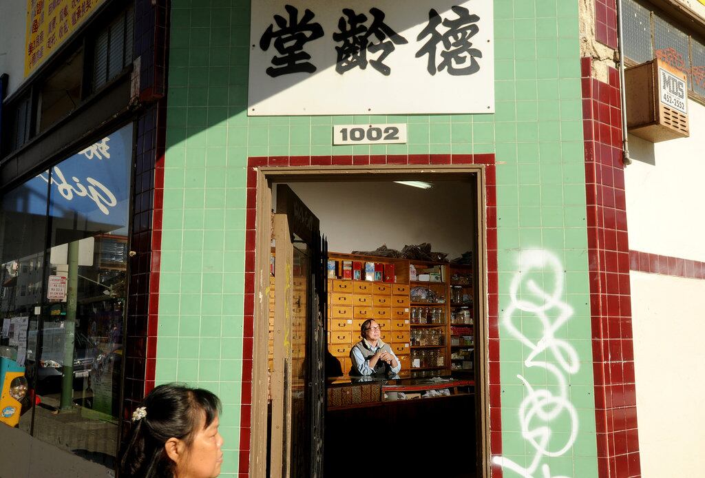 HenryLauDralineTongHerbsOakland-2011.jpg