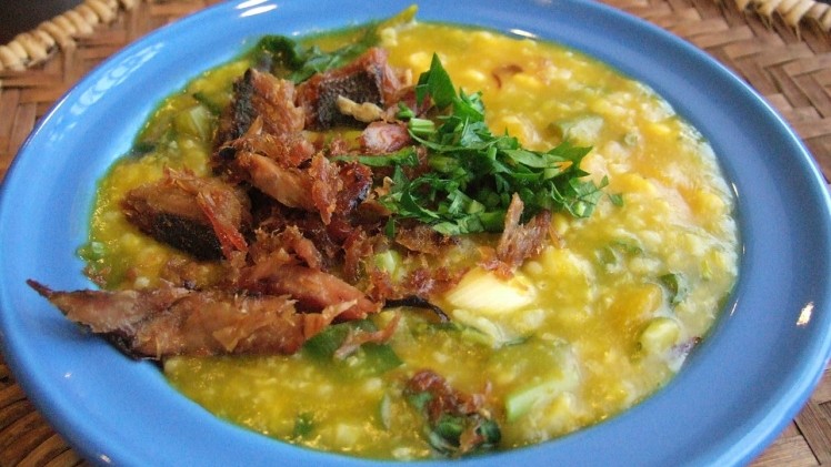 Often, traditional Indonesian food such as tinutuan, a Manadonese porridge dish, is used to develop functional foods. ©Midori, Wikimedia Commons