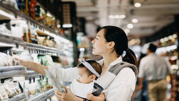 Shanghai parents are preferring bricks-and-mortar retail, such as mother-and-baby stores or supermarkets when purchasing infant formula powder, according to a study. ©Getty Images