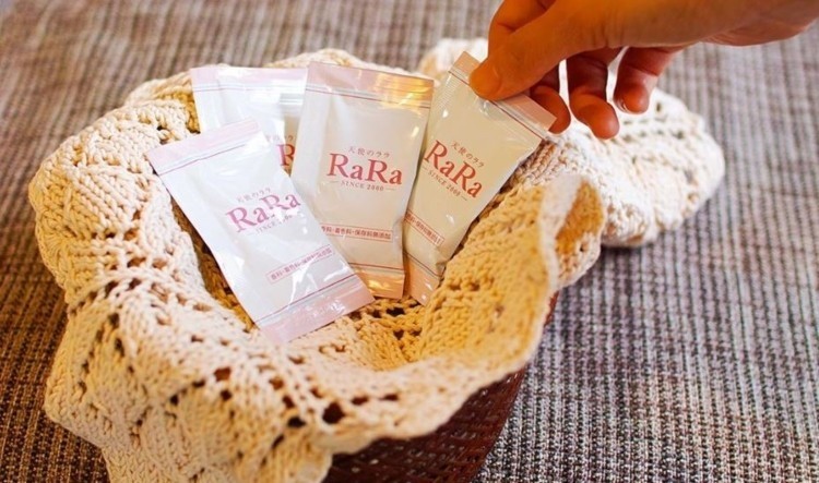 Tenshi no RaRa collagen drink come in individual liquid sachets which can be stored at room temperature. It can be used in both cold and hot applications such as tea, wine, juice, and soup. ©Eminet