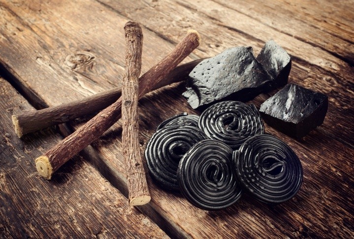 A picture showing Liquorice roots and candy made from liquorice. ©Getty Images