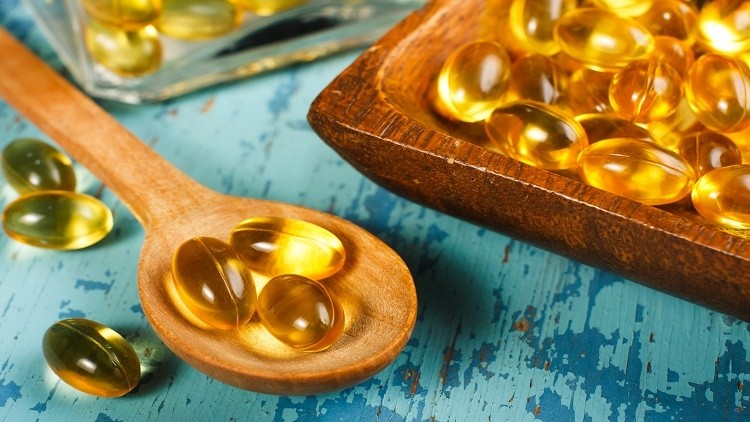 A spoon of fish oil capsules. ©Getty Images 