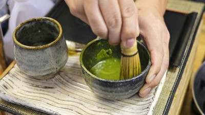 Matcha, is rich in theanine and therefore said to have stress-reducing properties. However, its high caffeine content has a strong antagonistic effect against theanine. ©Getty Images